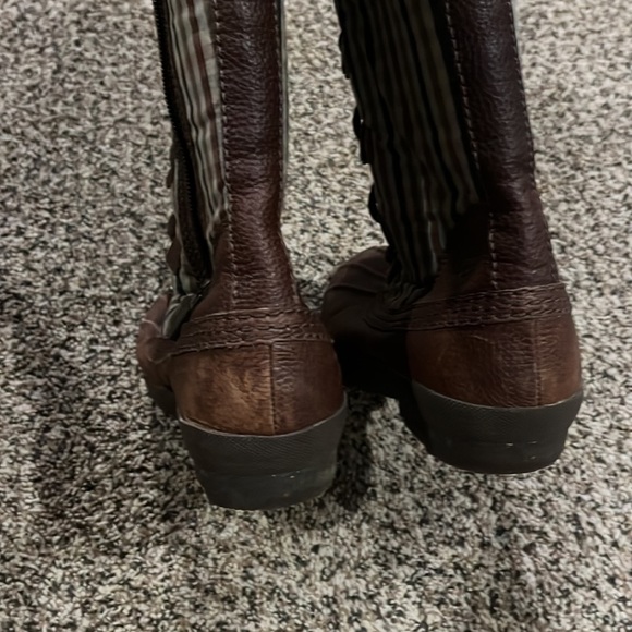 Like new size 7 Ugg lace up winter boots. - Picture 7 of 16
